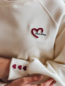 Bluzy Damskie>Dstreet Bluza damska oversize z haftem serc MONLOVE ecru BY1487