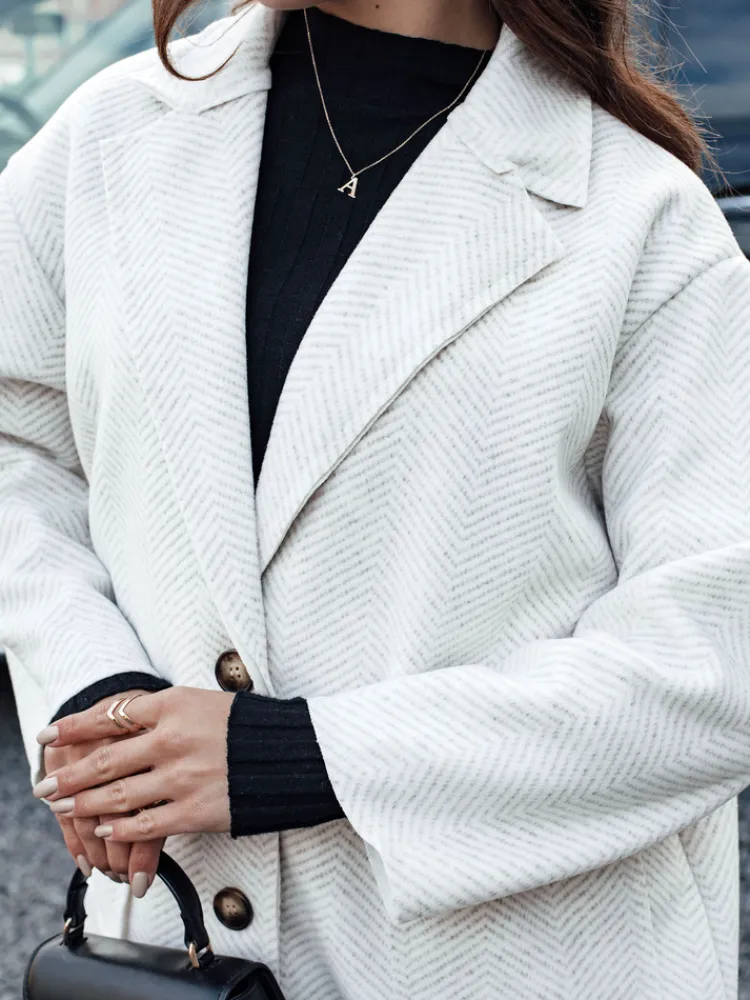 Płaszcze Damskie>Dstreet Płaszcz damski oversize AVELINNI długi w jodełkę beżowy NY0700