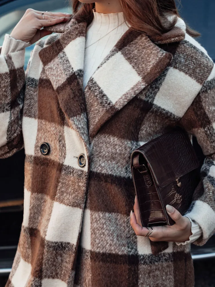 Płaszcze Damskie>Dstreet Płaszcz damski oversize MARIZZI długi w kratę beżowo-brązową NY0717