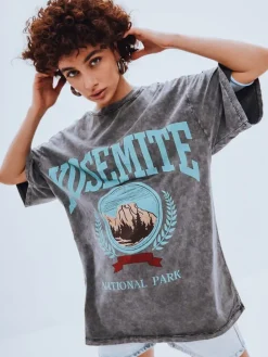 T-Shirty Damskie>Dstreet T-shirt damski z nadrukiem ZAKUANI grafitowy RY2633